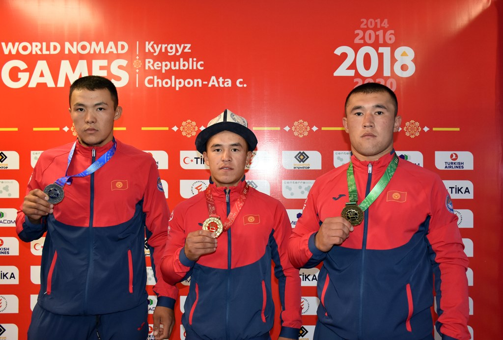 Кыргызстанские борцы завоевали три медали в первый соревновательный день