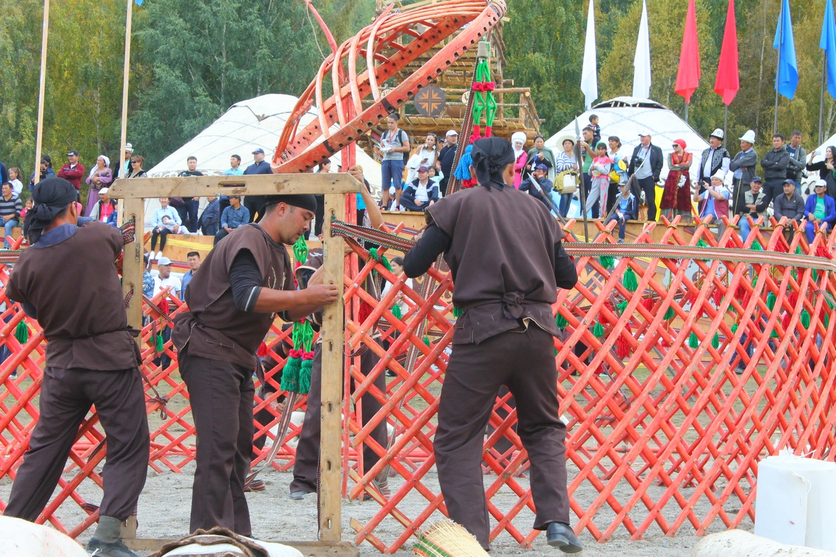 33 Teams Take Part in Yurt-Building Contest in Kyrchyn Gorge