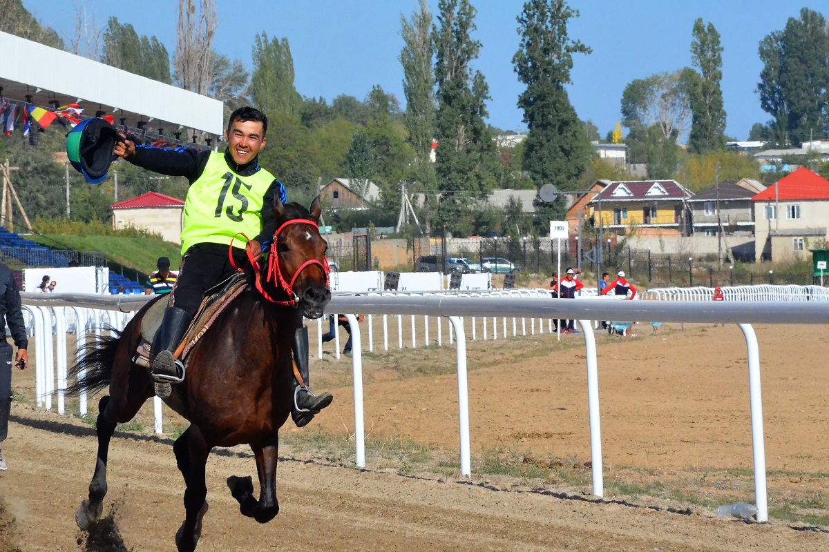 Кыргызстанские всадники завоевали все призовые места в дистанционном пробеге 80 км