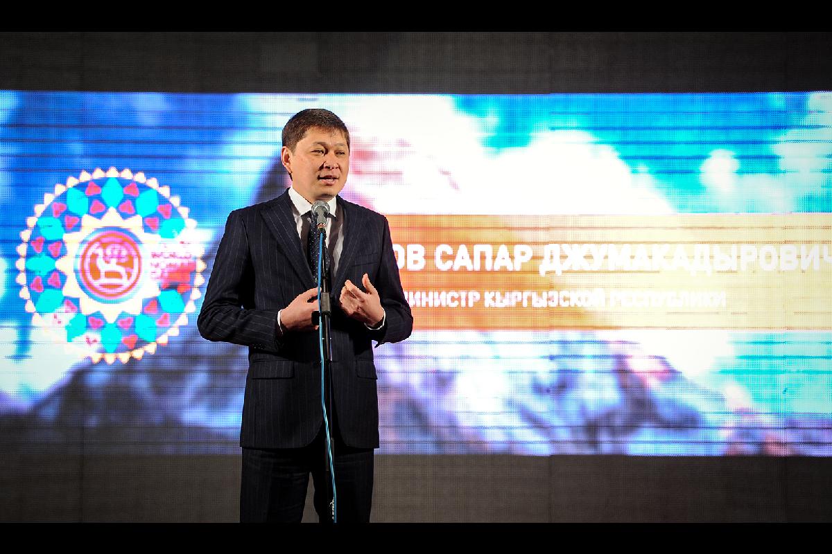 Премьер-министр встретился с волонтерами III ВИК в Кыргызском национальном драматическом театре